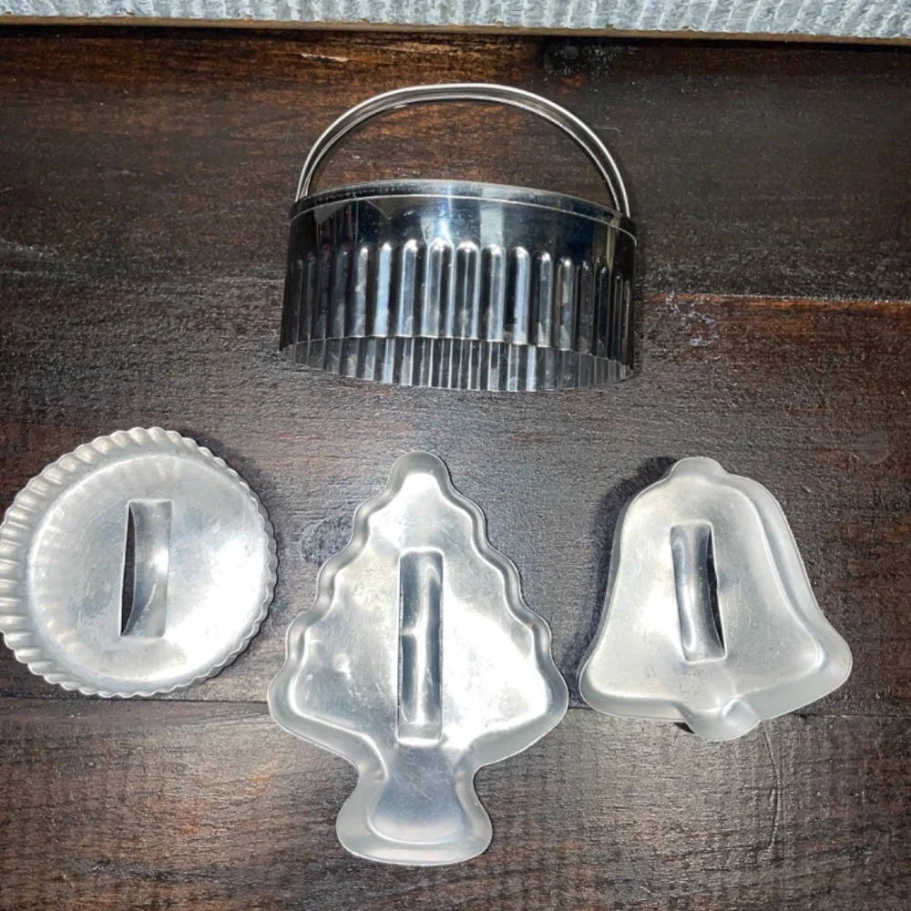4 Vintage Aluminum Metal Christmas Tree Bell &‎ Serrated Cookie Cutter W/handles